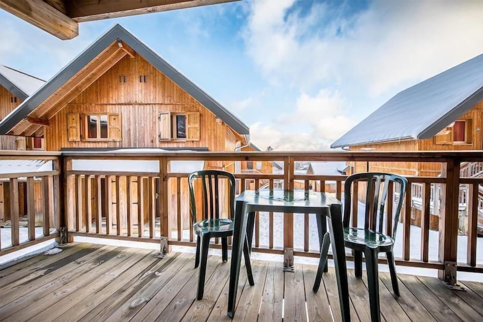 Enjoy your wine with the sunshine on your private balcony or terrace! Views vary