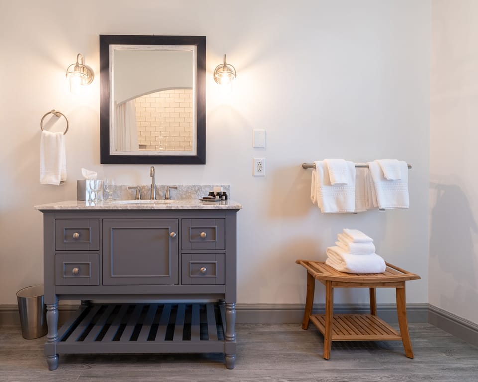 Deluxe Room | Bathroom | Hair dryer, towels