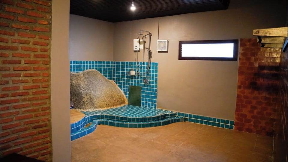 Prime Seafront Villa | Bathroom | Shower, free toiletries, hair dryer, bathrobes