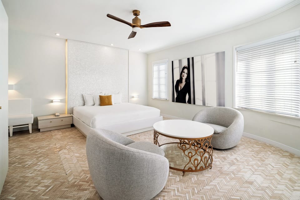 Junior Room, 1 King Bed | Egyptian cotton sheets, premium bedding, minibar, in-room safe