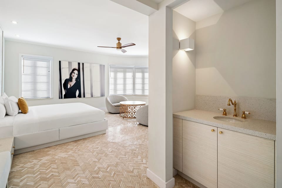 Junior Room, 1 King Bed | Egyptian cotton sheets, premium bedding, minibar, in-room safe