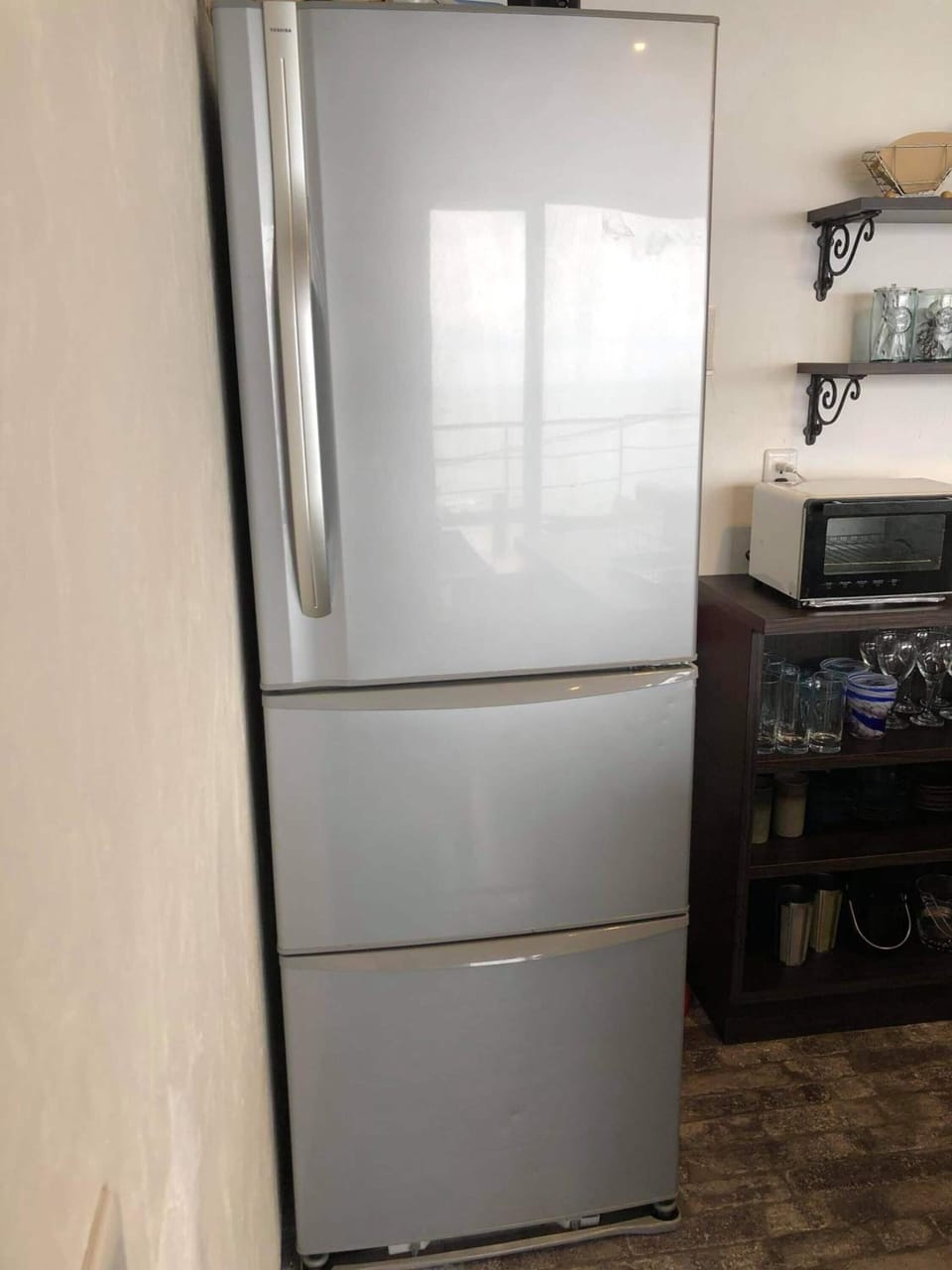 Coffee/tea maker, shared fridge, shared microwave, stovetop