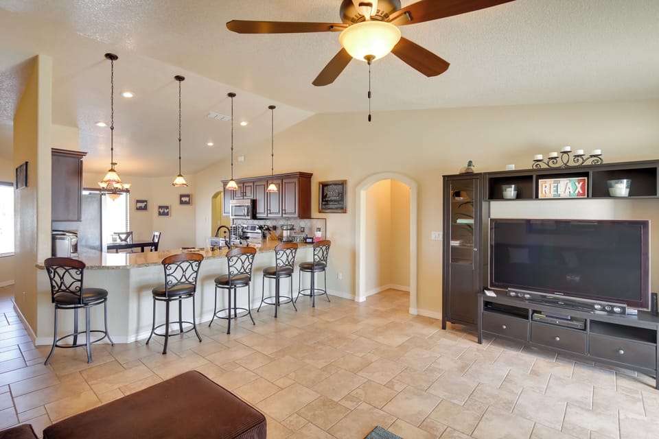 Living Room | Breakfast Bar