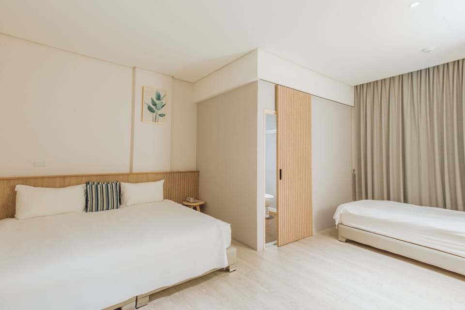 Deluxe Triple Room | Desk, blackout drapes, soundproofing, free WiFi