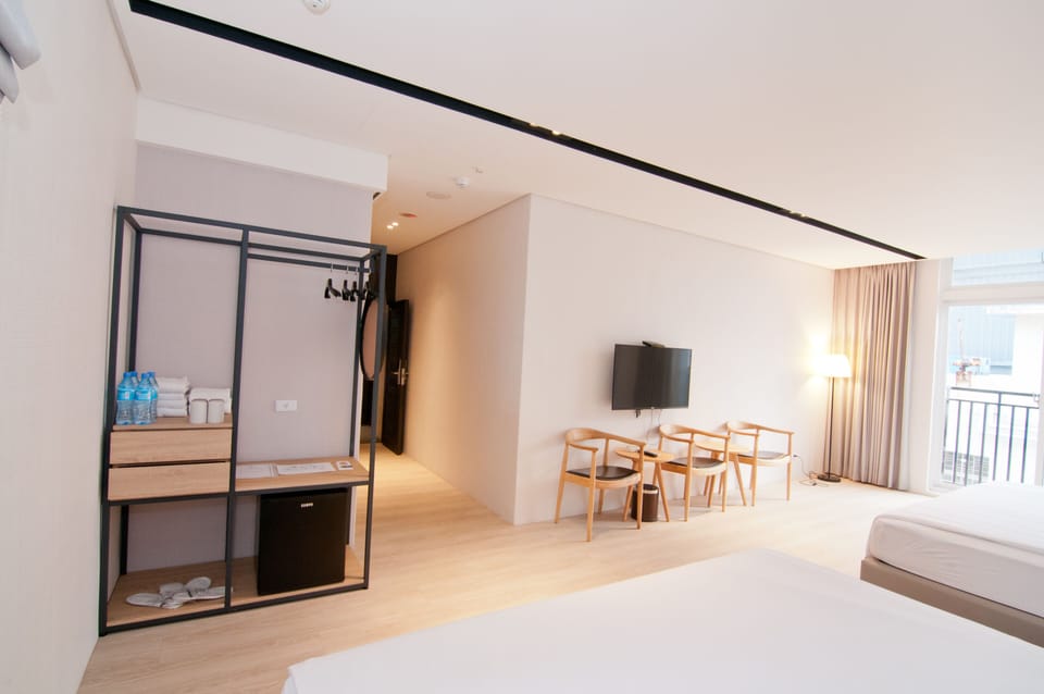Deluxe Quadruple Room | Desk, blackout drapes, soundproofing, free WiFi