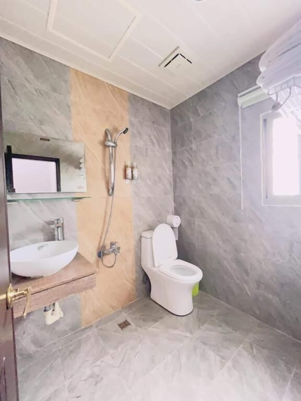 Standard Quadruple Room | Bathroom | Shower, rainfall showerhead, free toiletries, hair dryer