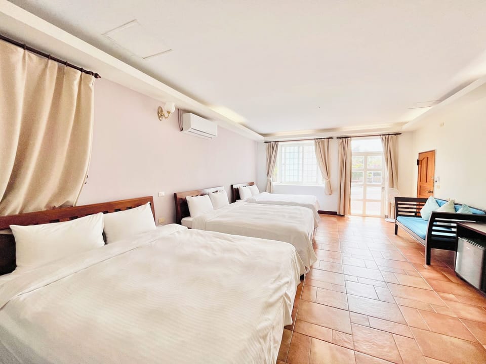 Family Room | Desk, blackout drapes, free WiFi, bed sheets