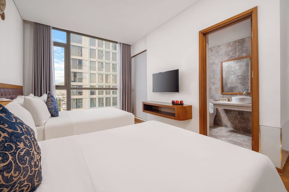 Deluxe Triple Room | Minibar, laptop workspace, blackout drapes, soundproofing