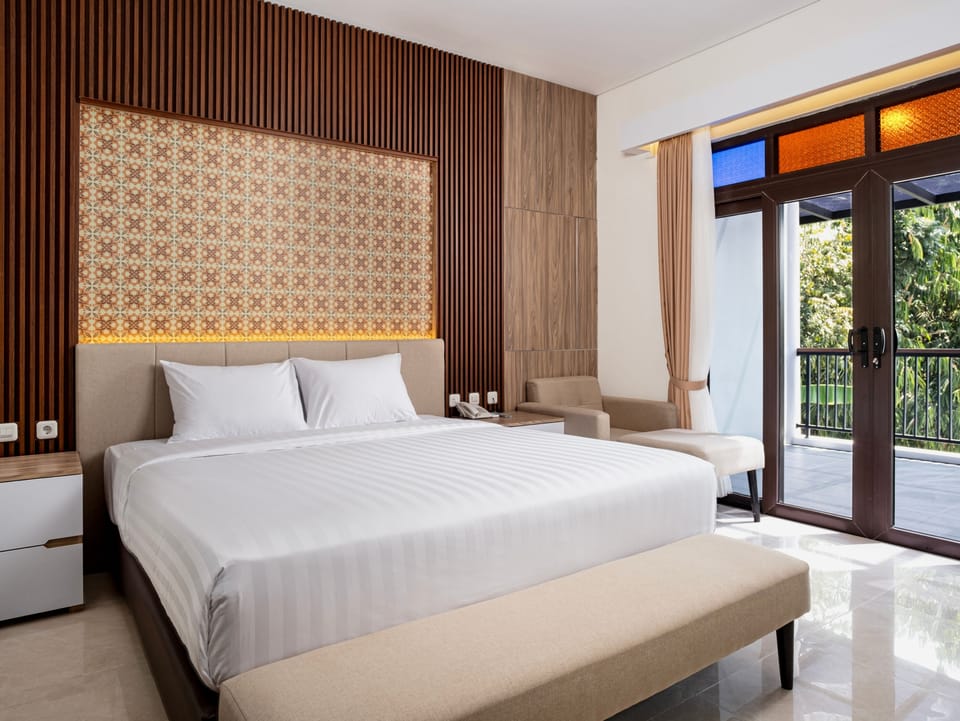 Deluxe Suite, 1 Bedroom | Pillowtop beds, blackout drapes, soundproofing, WiFi