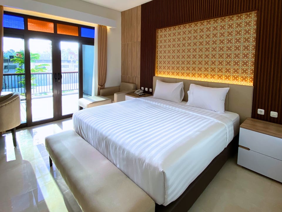 Deluxe Suite, 1 Bedroom | Pillowtop beds, blackout drapes, soundproofing, WiFi