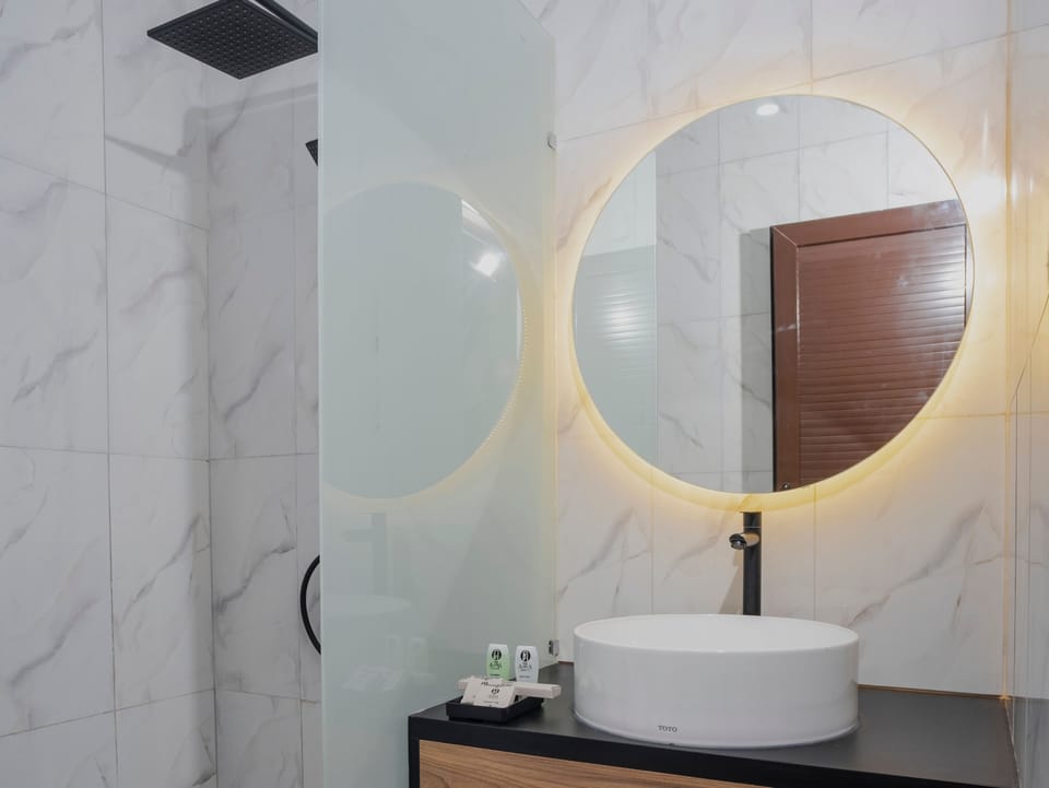 Deluxe Room, 1 Queen Bed | Bathroom | Shower, free toiletries, slippers, towels