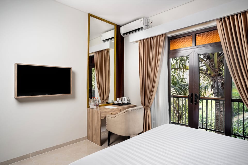 Deluxe Room, 1 Queen Bed | Pillowtop beds, blackout drapes, soundproofing, WiFi