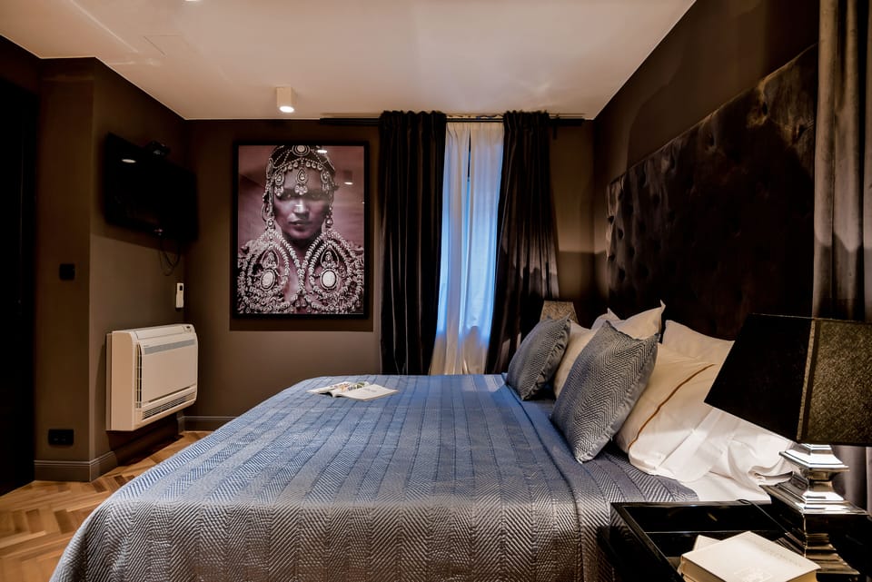 Comfort Room | Egyptian cotton sheets, premium bedding, memory foam beds, in-room safe