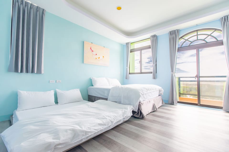 Deluxe Double Room, Ocean View | Desk, blackout drapes, soundproofing, rollaway beds