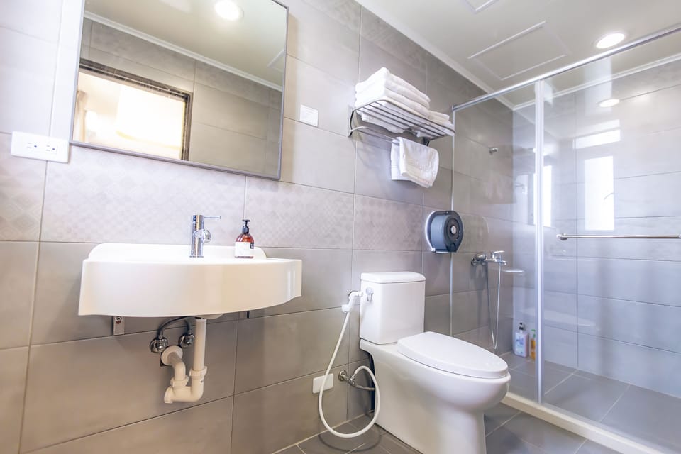 Deluxe Double Room, Ocean View | Bathroom | Shower, free toiletries, hair dryer, slippers