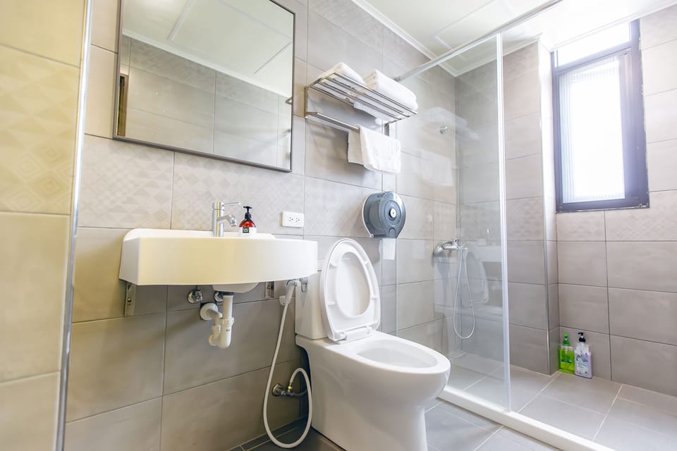 Elite Double Room | Bathroom | Shower, free toiletries, hair dryer, slippers