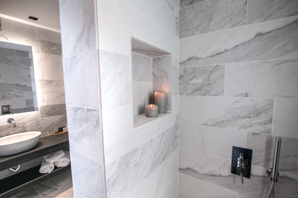 Superior Suite, Pool View | Bathroom | Shower, rainfall showerhead, free toiletries, hair dryer