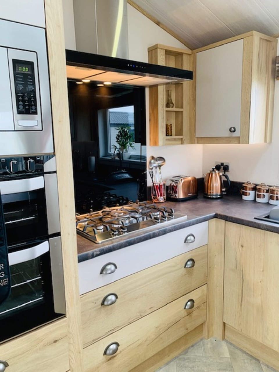 Superior Plus Lodge 2 (pet) | Private kitchen | Fridge, microwave, oven, stovetop