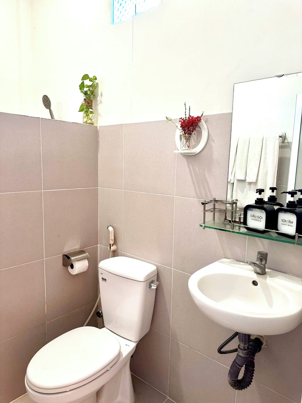 Shower, free toiletries, slippers, bidet