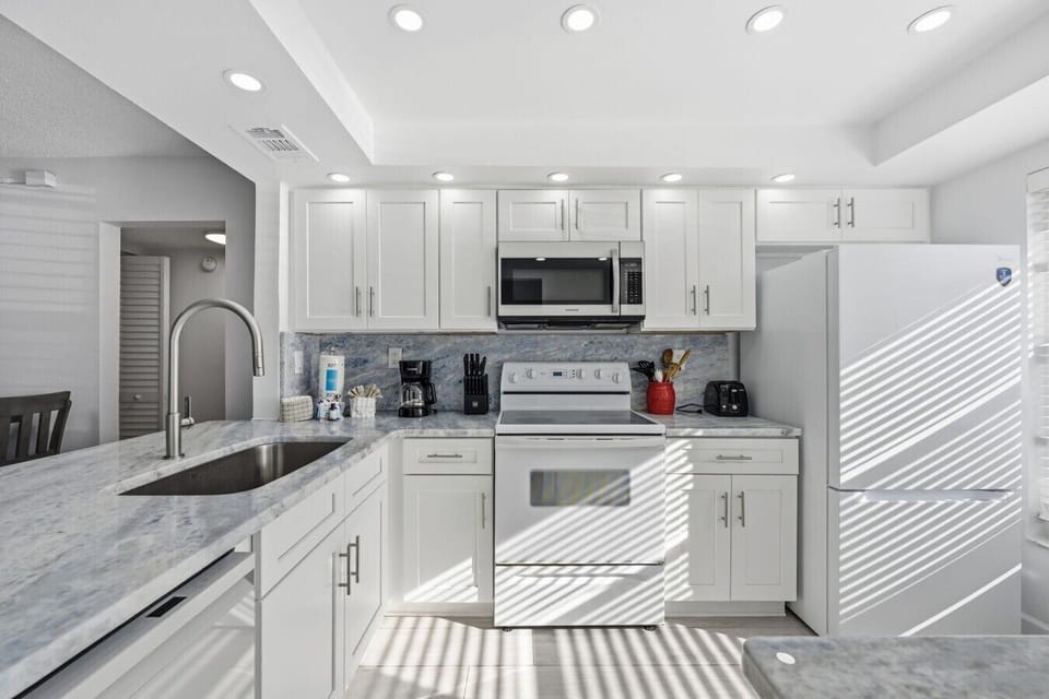 16-web-or-mls-6177 Sun Blvd #103-18