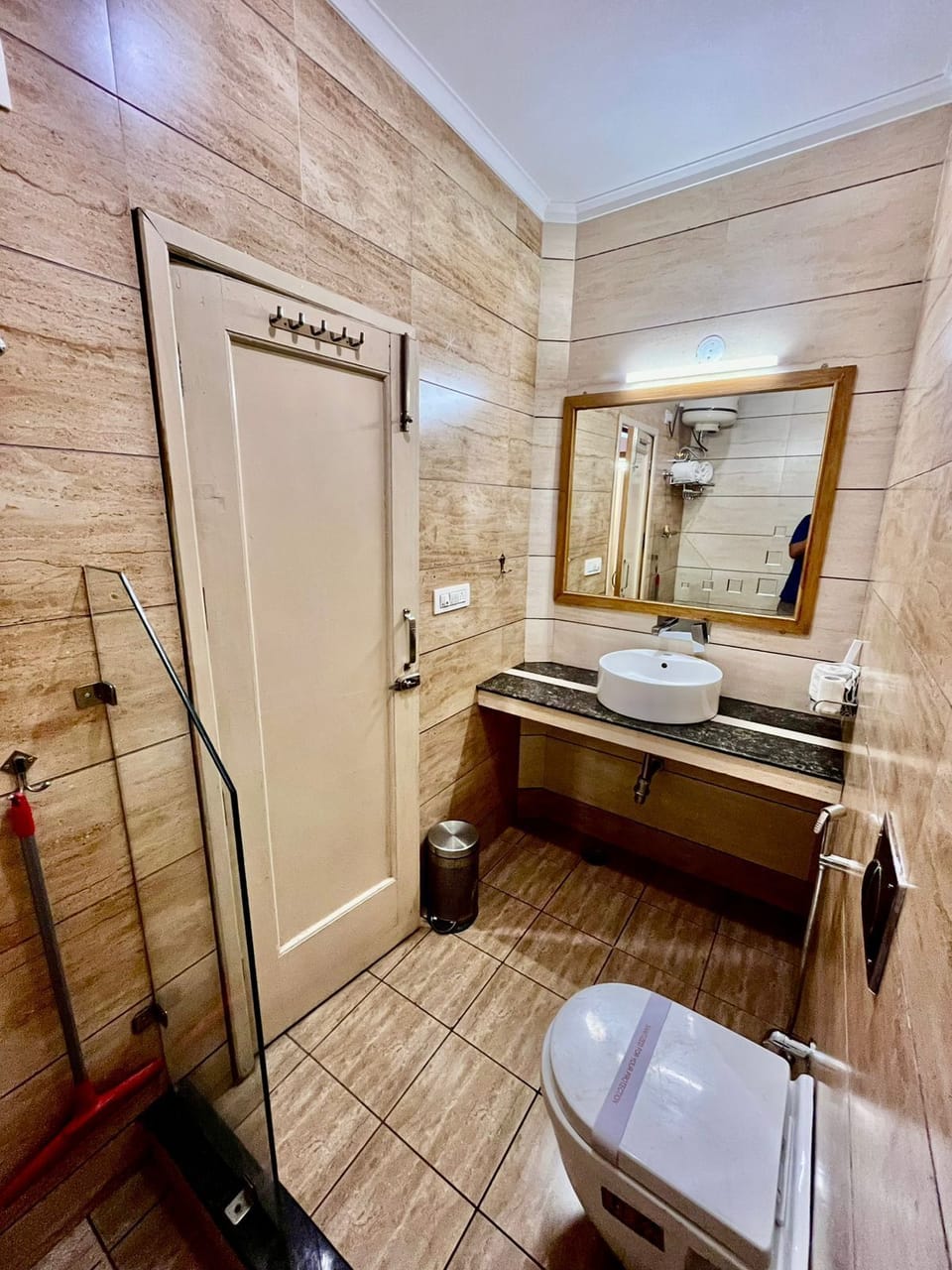 Deluxe Room, 1 Queen Bed, Smoking, Mountain View | Bathroom | Shower, rainfall showerhead, designer toiletries, slippers