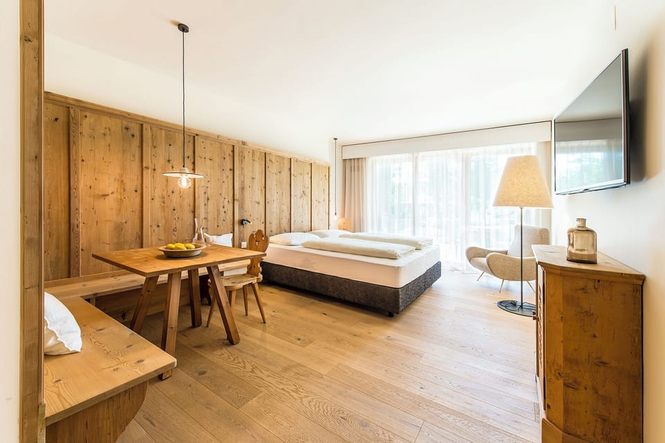 Suite (zum Weinberg) | Hypo-allergenic bedding, memory foam beds, minibar, in-room safe