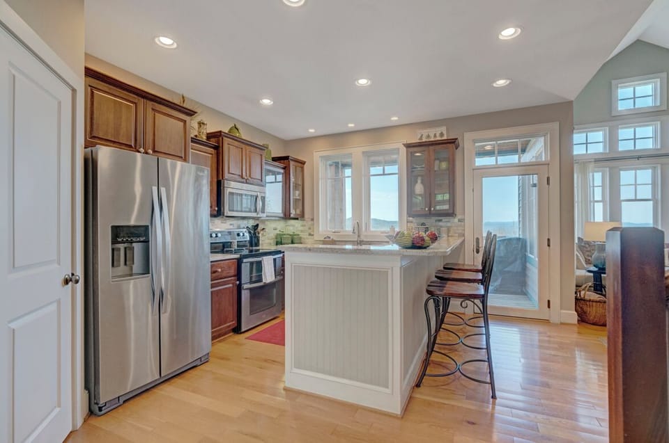 Kitchen --- Granite - gas grill not available