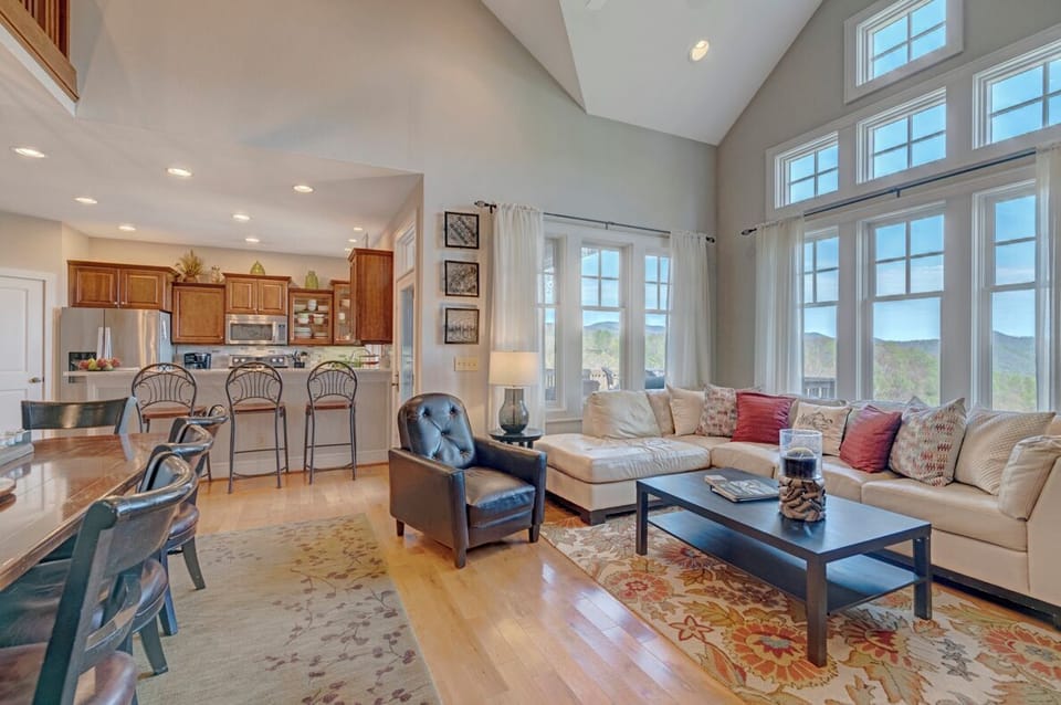 Open Floor Plan--- Kitchen/Dining/Living Rooms
