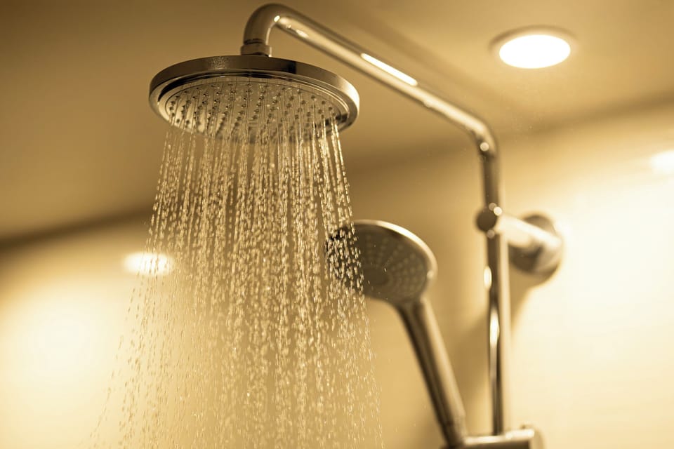 Superior King Room, Non Smoking | Bathroom | Combined shower/tub, free toiletries, hair dryer, slippers