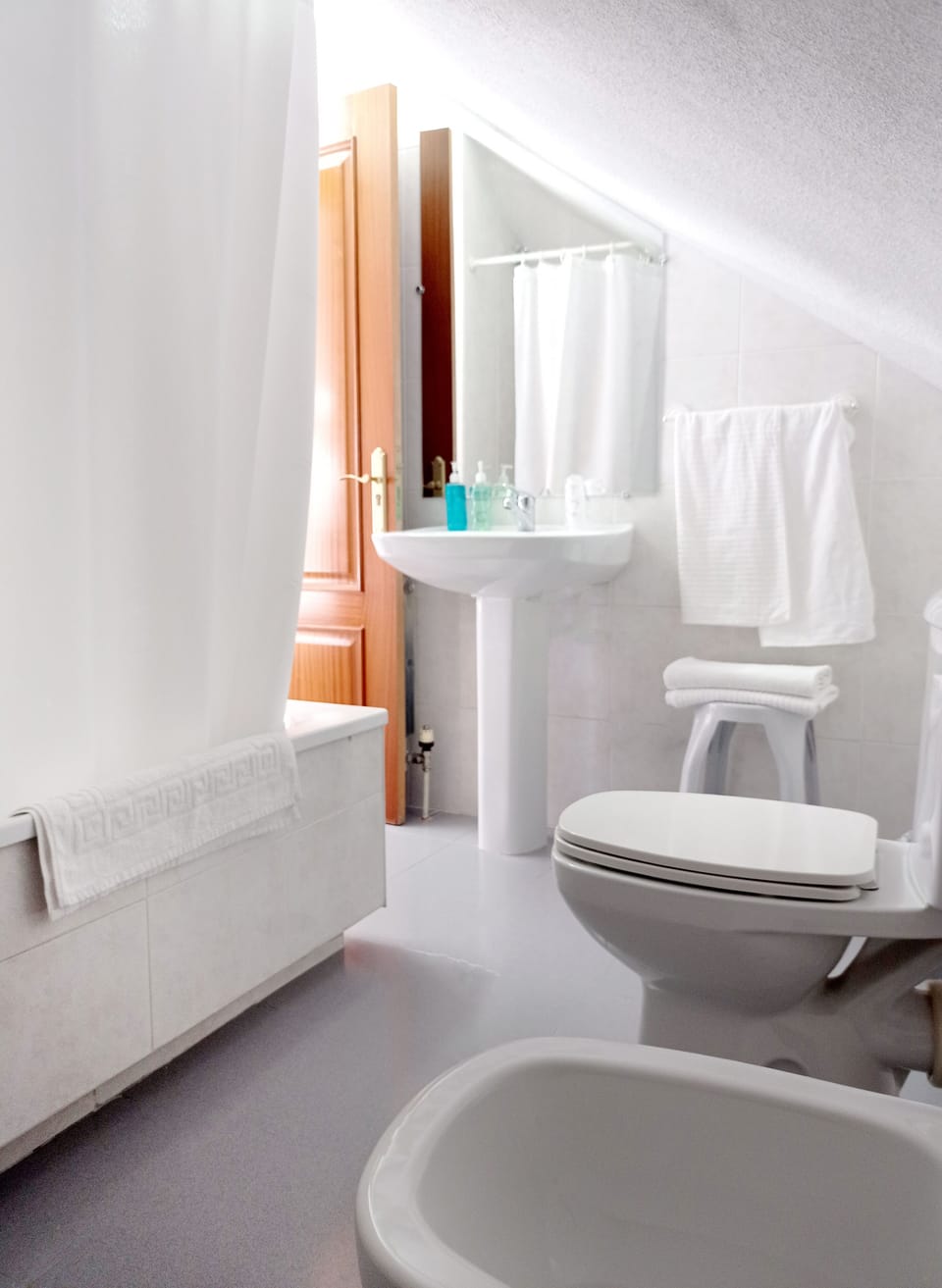 Double Room, 1 Queen Bed (Abuhardillada) | Bathroom | Bathtub, deep soaking tub, free toiletries, bidet