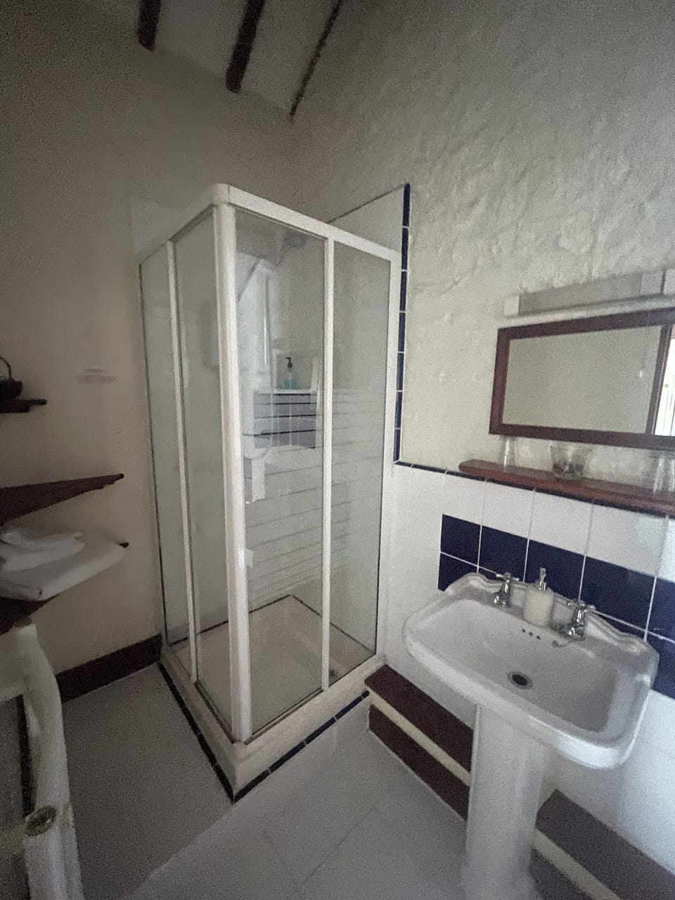Twin Room | Bathroom | Shower, rainfall showerhead, free toiletries, hair dryer