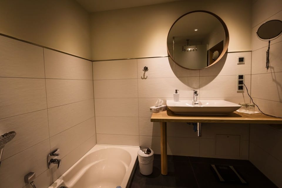 House, 2 Bedrooms (2 Etagen) | Bathroom | Separate tub and shower, hair dryer, towels, soap