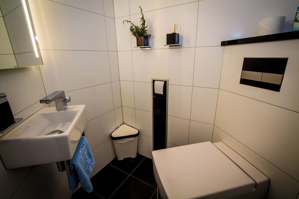 House, 2 Bedrooms (2 Etagen) | Bathroom | Separate tub and shower, hair dryer, towels, soap