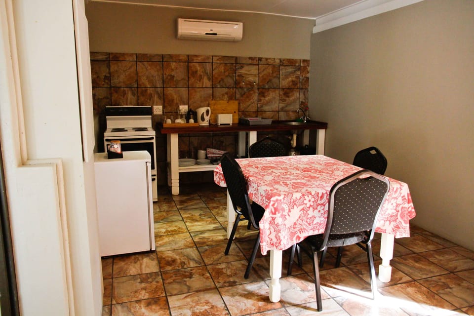 Family Chalet, Multiple Beds, Garden View | Private kitchen | Microwave