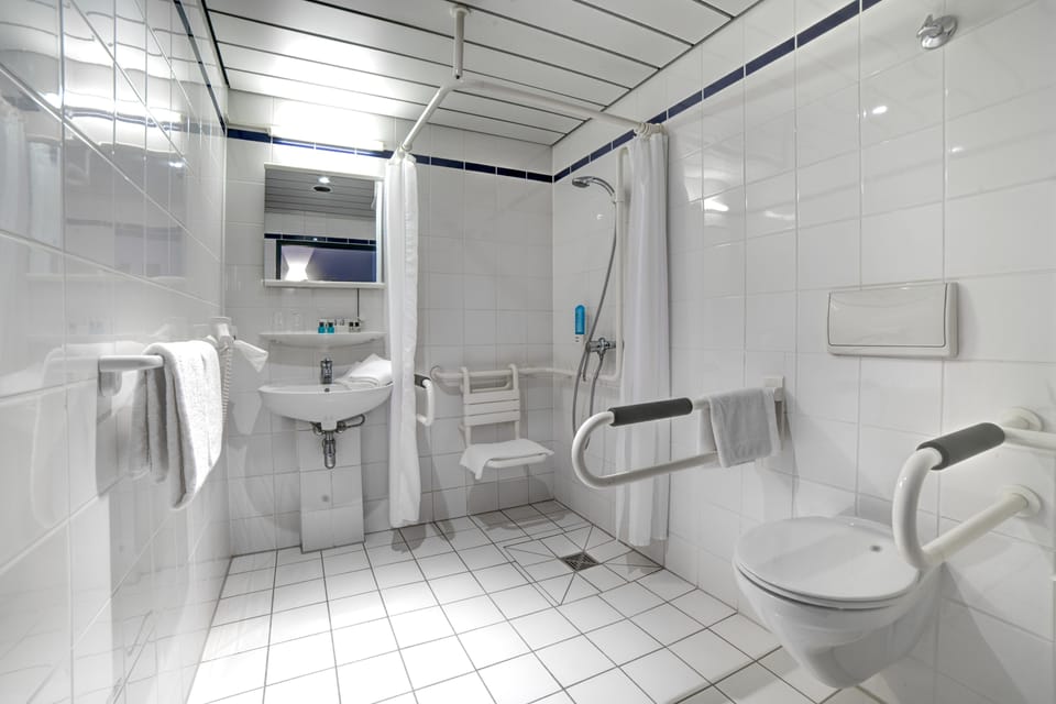 Double Room Standard Plus | Bathroom | Shower, hair dryer, bathrobes, towels