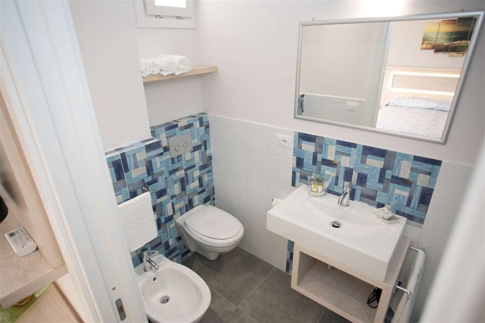 Triple Room, Balcony | Bathroom | Shower, rainfall showerhead, hair dryer, bidet