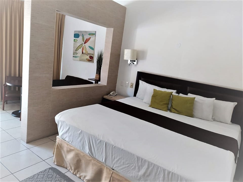 Junior Room, 1 King Bed, Courtyard View | In-room safe, individually decorated, individually furnished, desk
