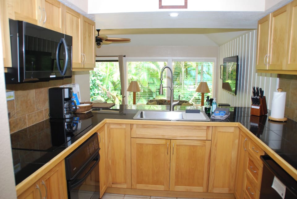 KITCHEN - MICROWAVE, BOSCH INDUCTION STOVE & OVEN