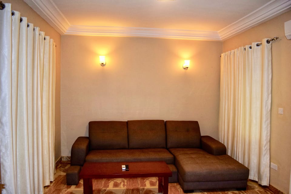 Classic Suite, Smoking | Living area | 30-inch LCD TV with satellite channels, TV