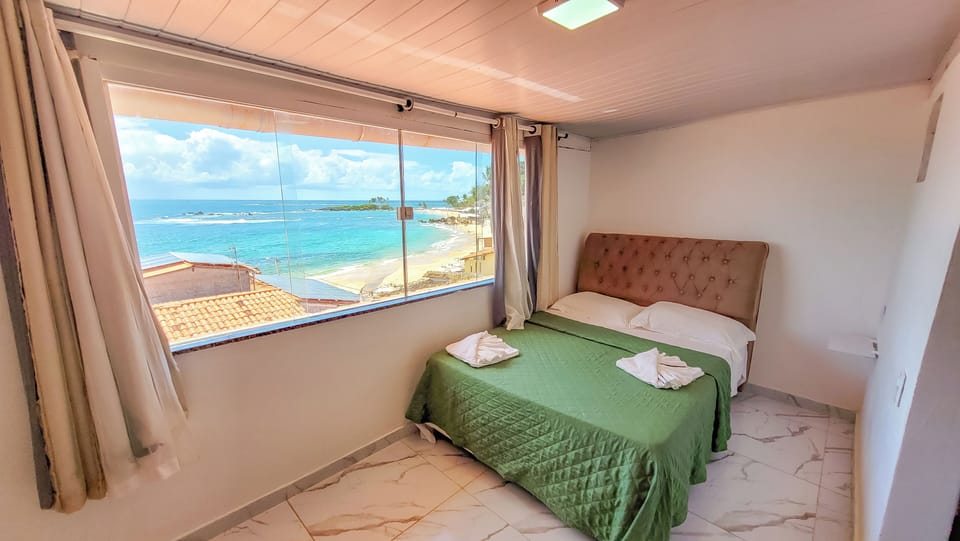 Apartamento Luxo Vista Mar | Minibar, individually decorated, individually furnished, desk