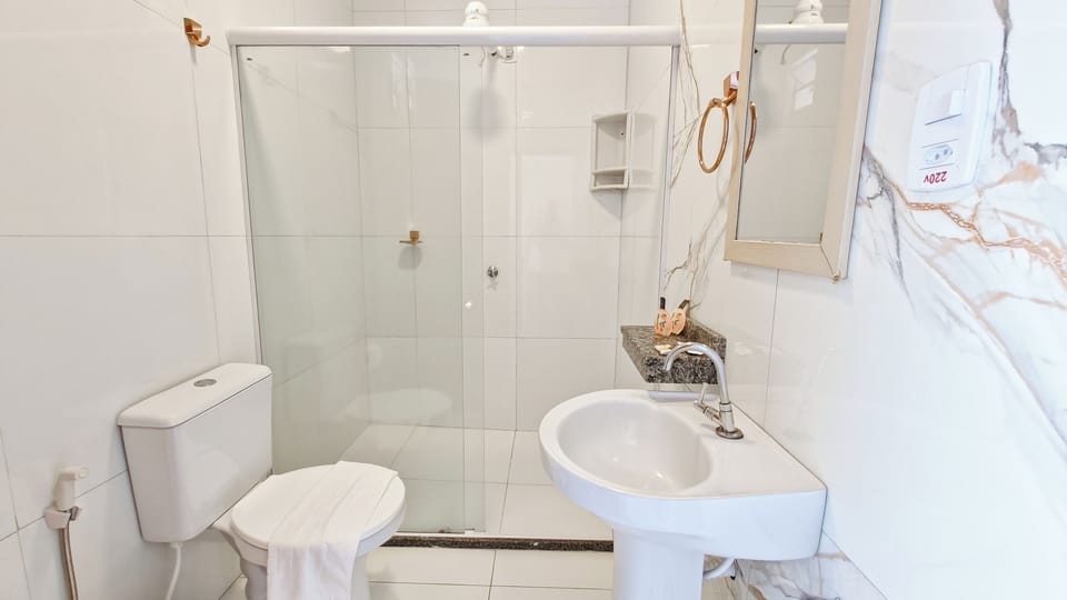 Apartamento Casal com Varanda e Vista Mar | Bathroom | Shower, free toiletries, hair dryer, towels