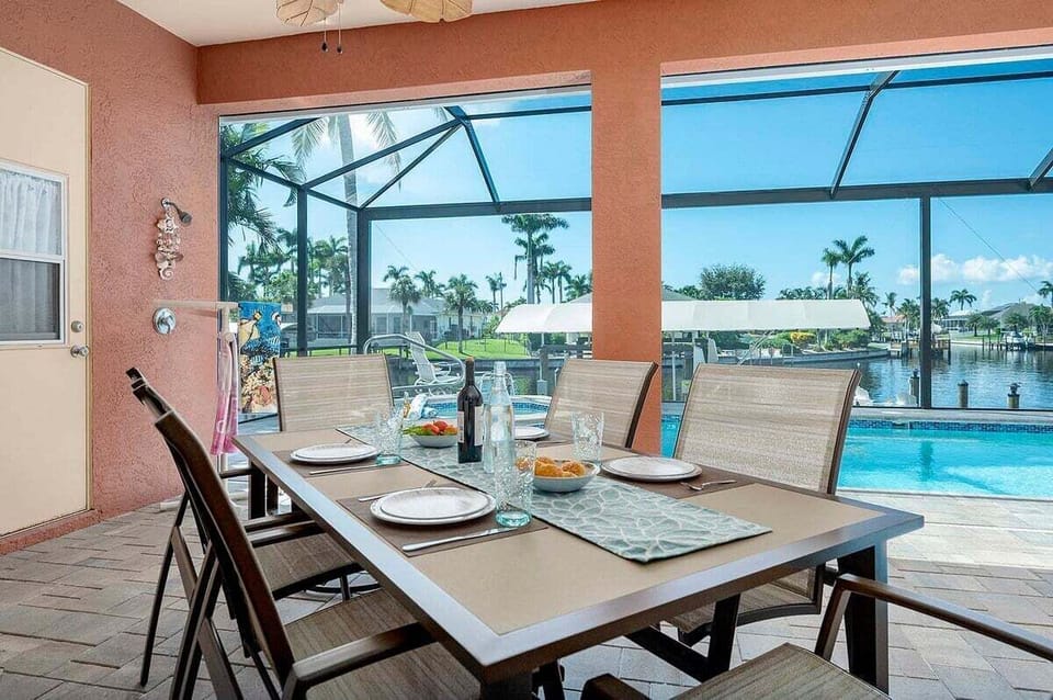 Al Fresco Dining under the Covered Lanai