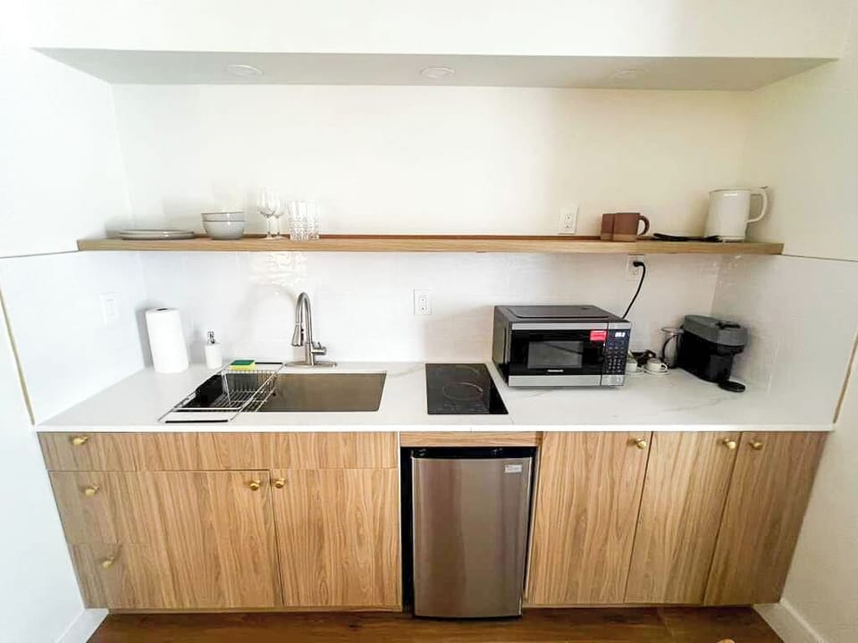 Deluxe Studio | Private kitchen | Fridge, microwave, coffee/tea maker, electric kettle