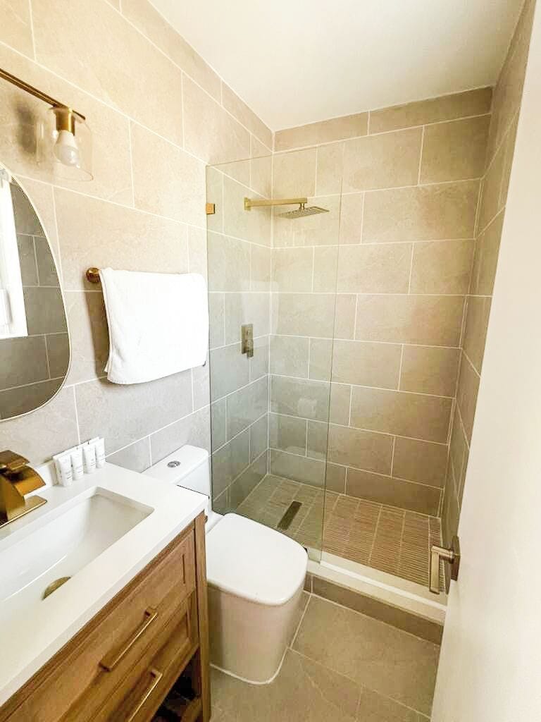 Shower, free toiletries, hair dryer, towels
