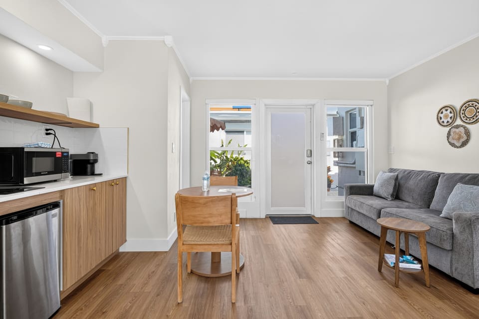Deluxe Studio | Desk, iron/ironing board, WiFi (free), bed sheets