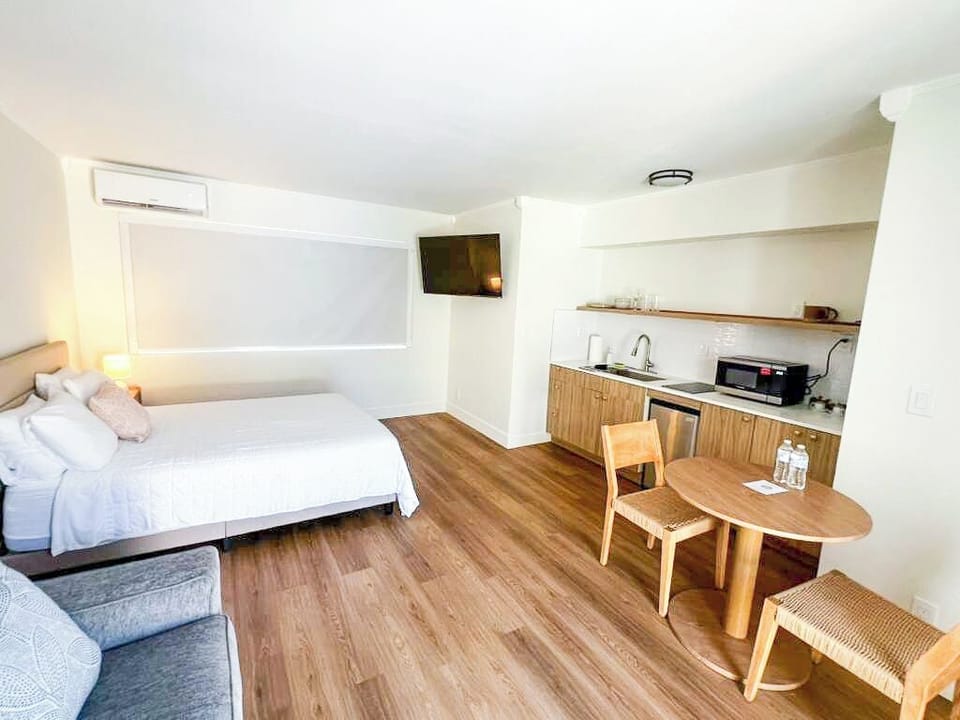 Deluxe Studio | Desk, iron/ironing board, free WiFi, bed sheets