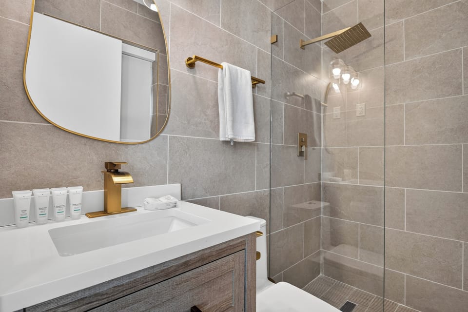 Deluxe Studio | Bathroom | Shower, free toiletries, hair dryer, towels
