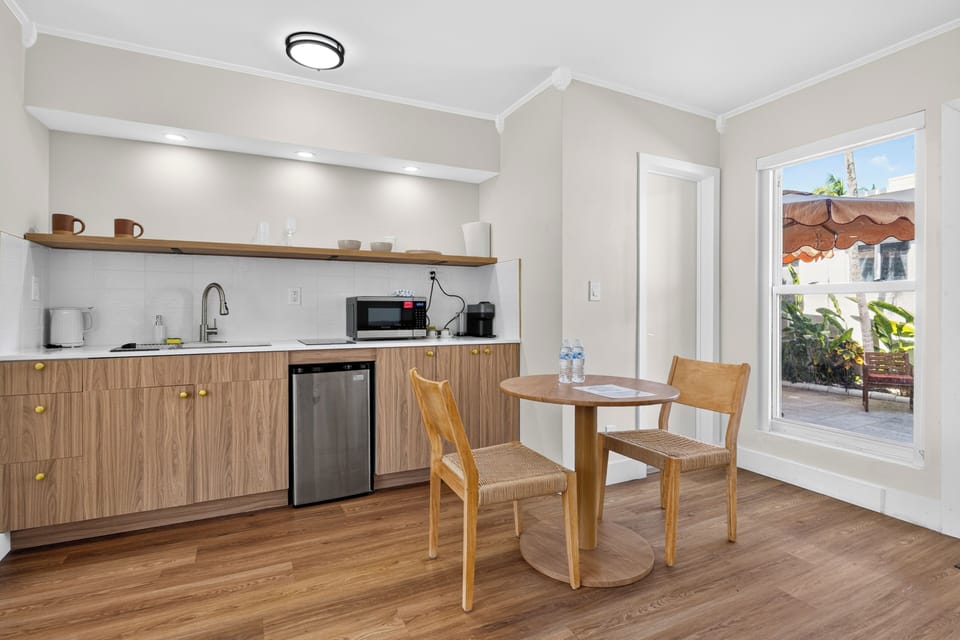Deluxe Studio | Private kitchenette | Coffee/tea maker, fridge, microwave, electric kettle