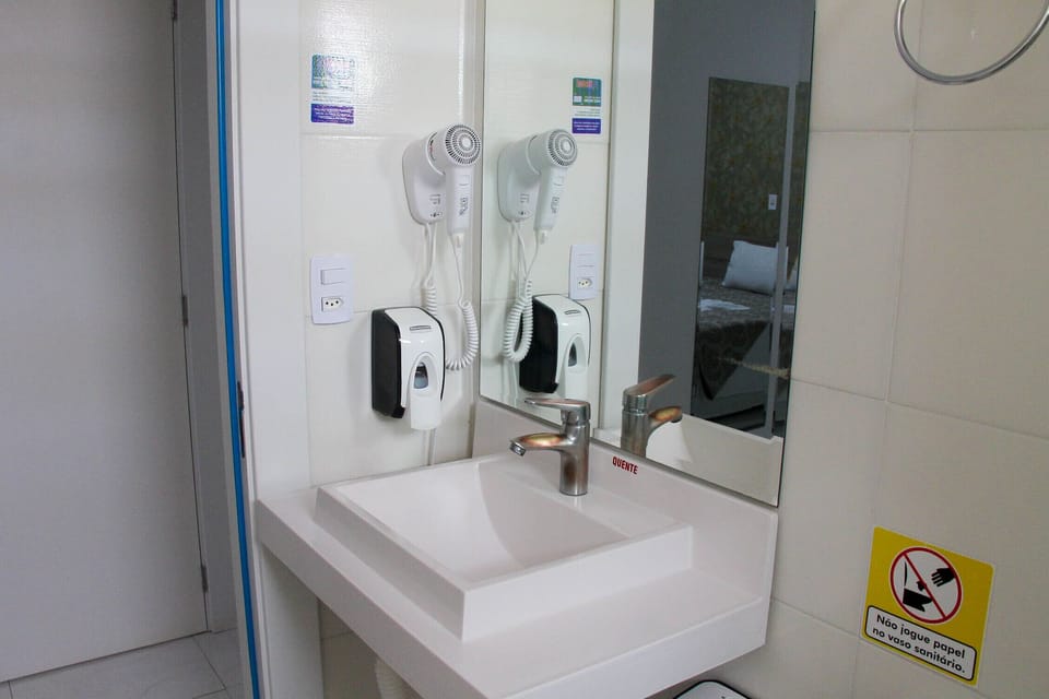 Shower, free toiletries, towels