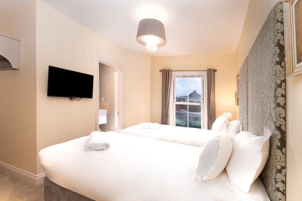 Twin Room, Ensuite | 1 bedroom, Egyptian cotton sheets, premium bedding, pillowtop beds
